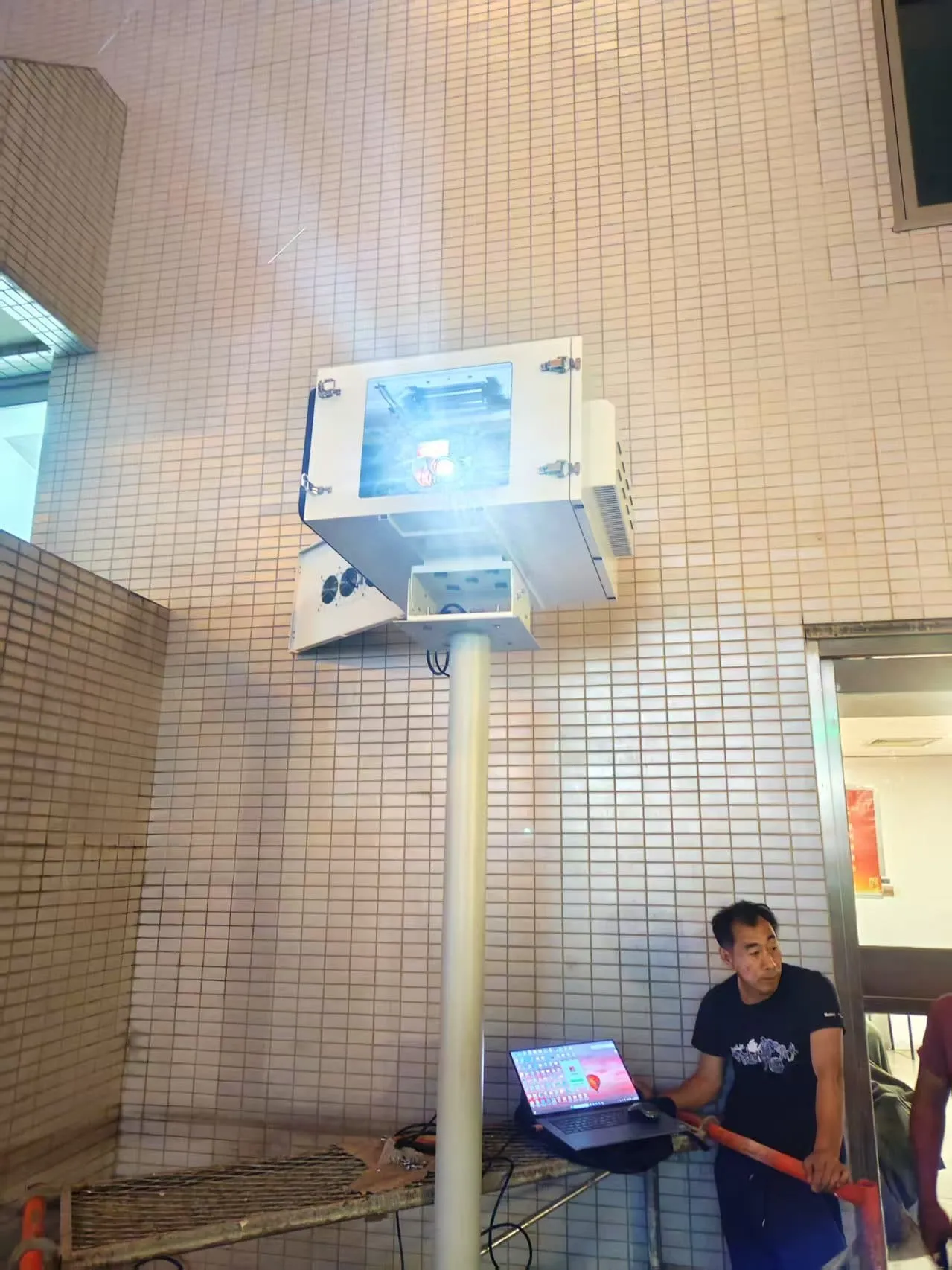 Pole-mounted outdoor network cabinet