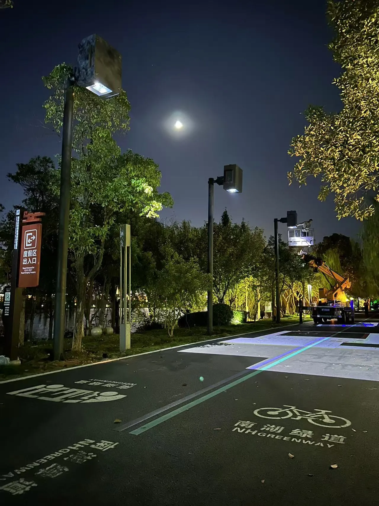 Climate-controlled projector enclosure for scenic night tours