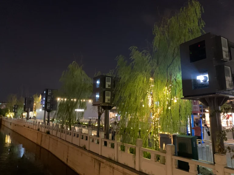 What is outdoor projector enclosure？